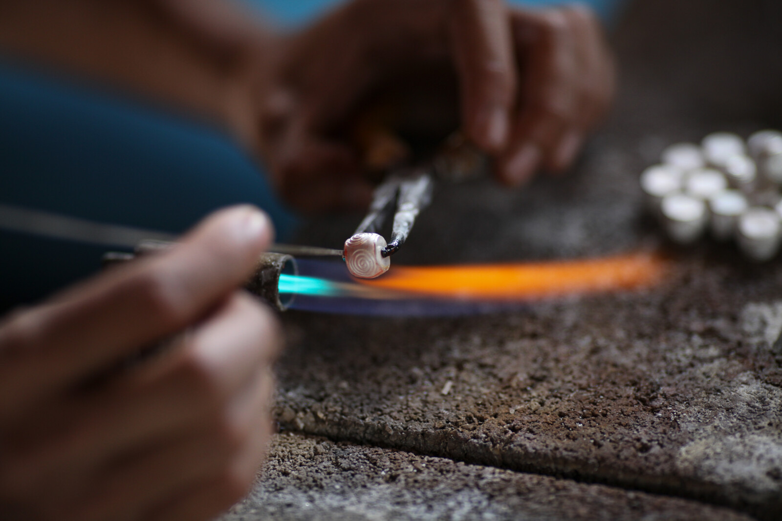 シルバービーズを作るカレン族の銀細工師