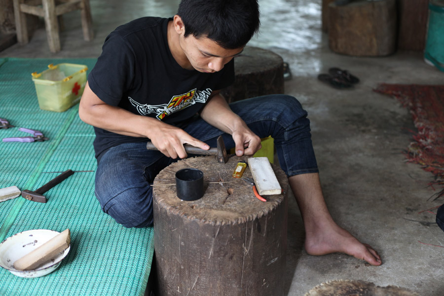 作業する銀細工職人