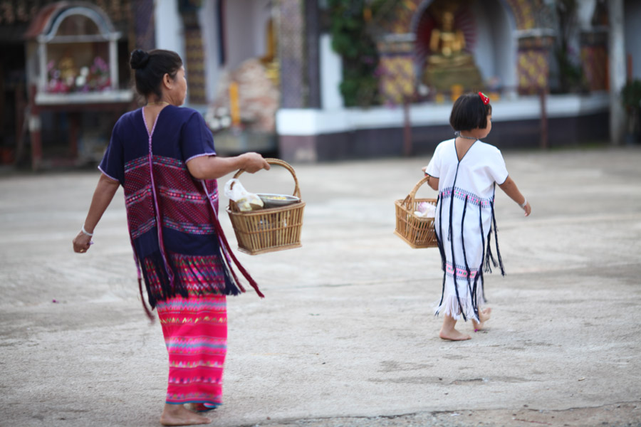 道を歩くカレン族の親子