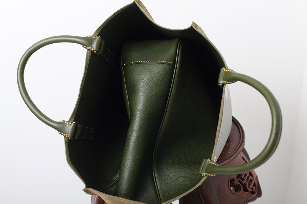 手縫いの革バッグを製作中