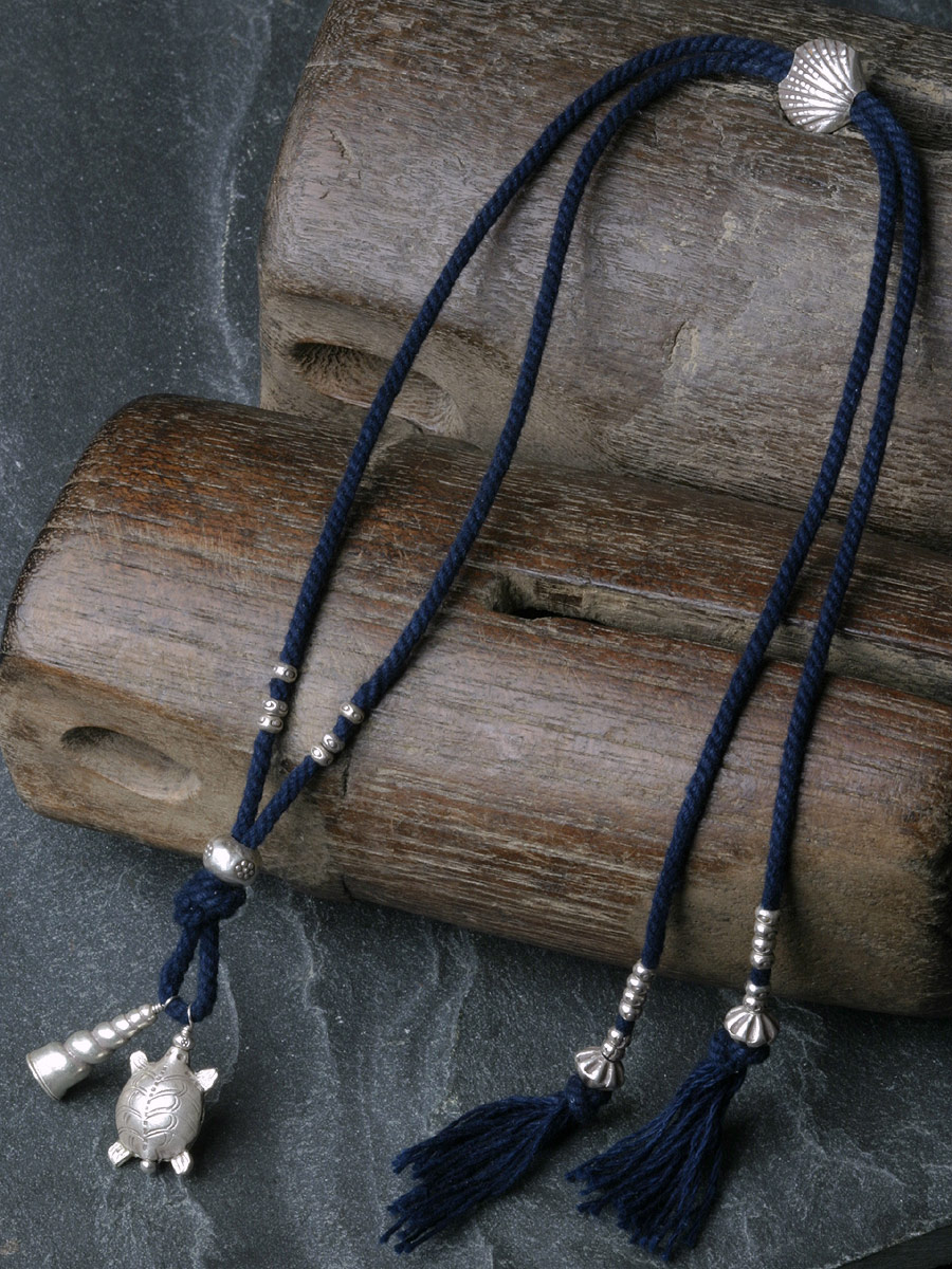 カレン族シルバー ビーズ 藍染手紡ぎ紐 ネックレス フリーサイズ 亀・巻き貝ペンダント SV950 a01-28