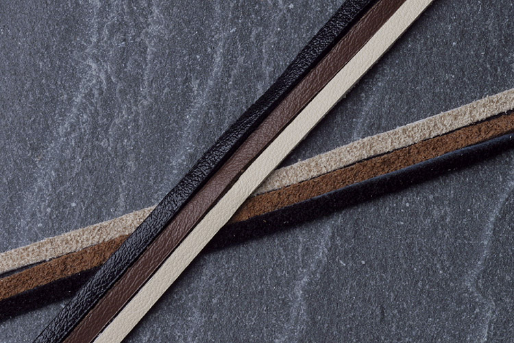 カレン族シルバー ビーズ 革紐 ネックレス フリーサイズ 3連渦巻き文様ペンダント SV950 a01-29