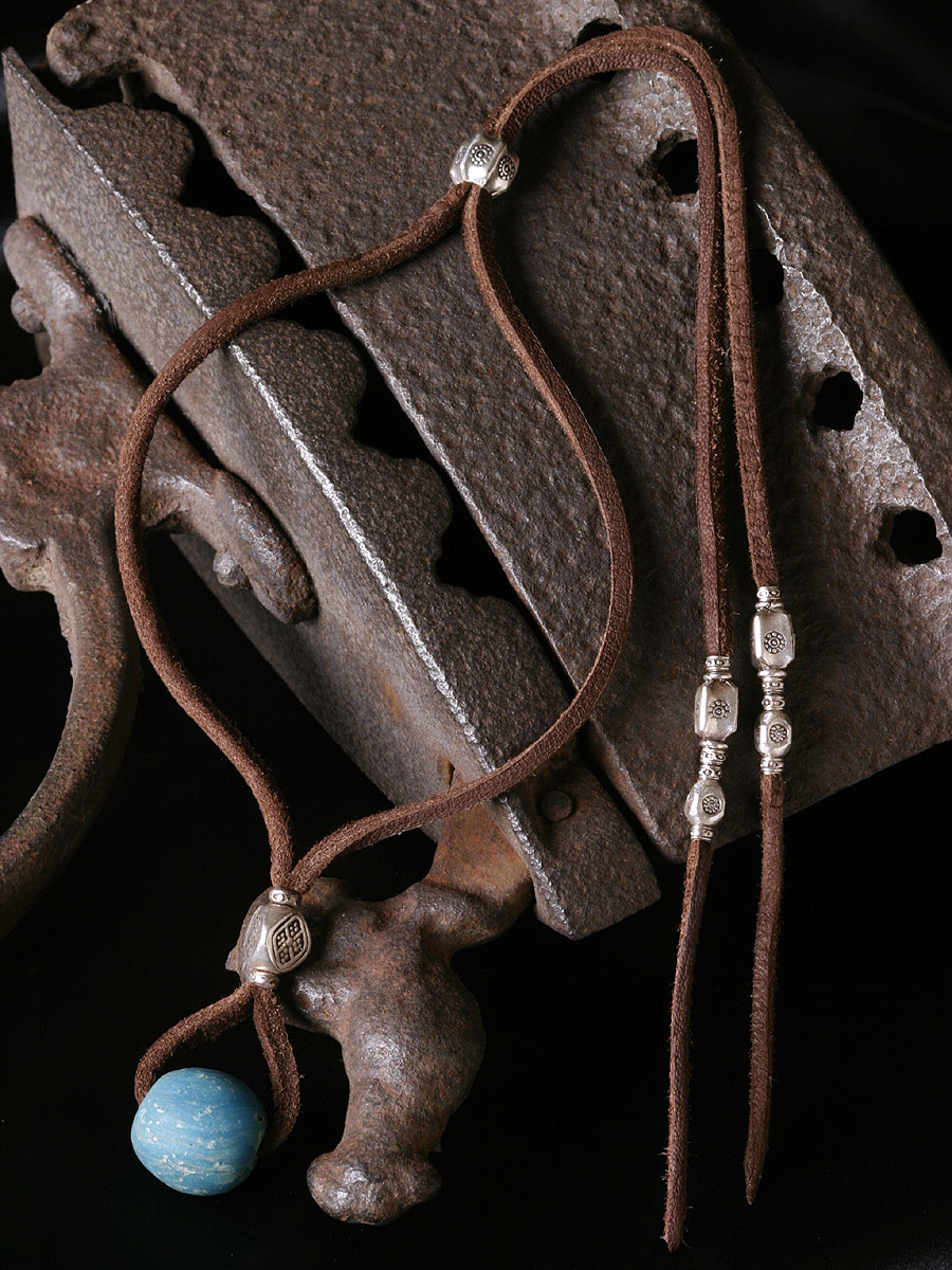 カレン族シルバー 1100年以上前 アンティークビーズ 水色 鹿革紐 ネックレス フリーサイズ SV950 a02-31