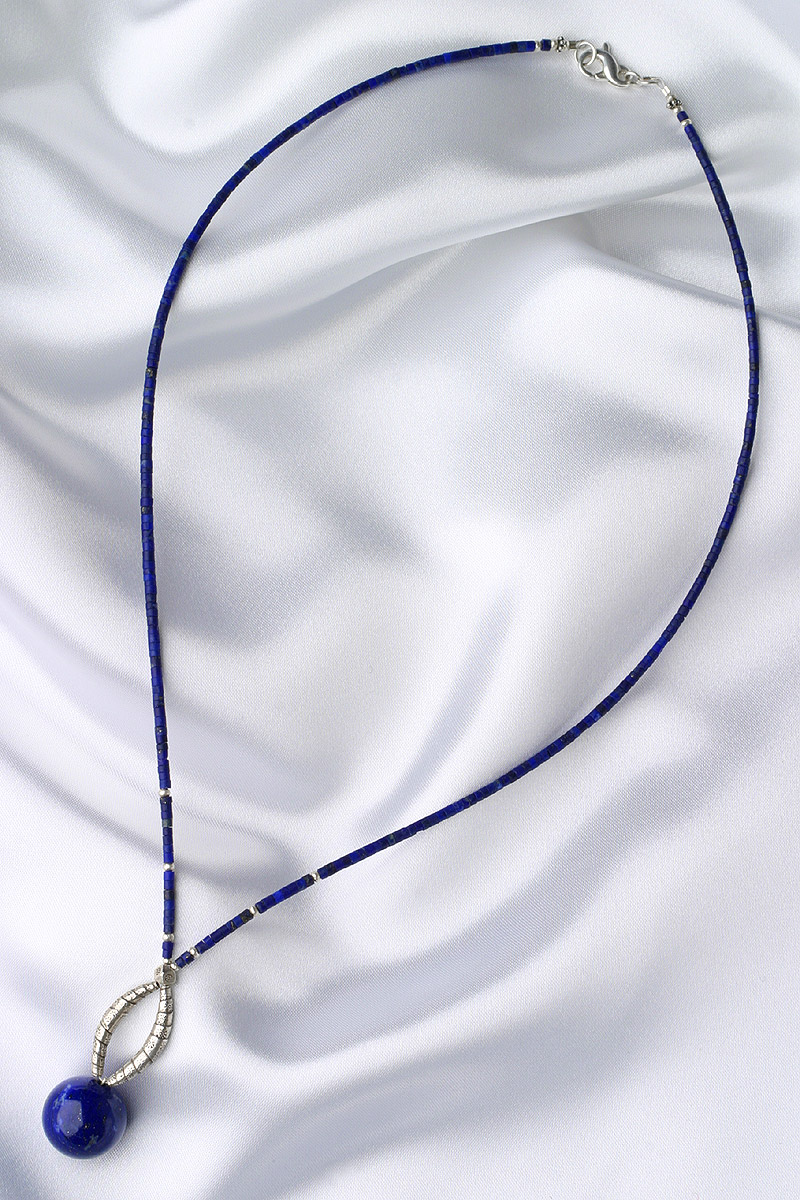 カレン族シルバーネックレス/ラピスラズリ#a03-35 - ラピスの青が首元に描く、繊細でたおやかなライン。