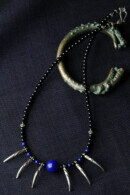 カレン族シルバー 群青の瑠璃 ラピスラズリ 12mm玉 オニキス ビーズ ネックレス 獣の爪ペンダント 魔除け SV950 a03-38