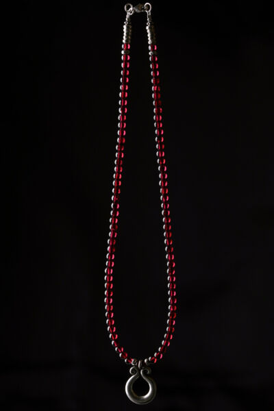 カレン族シルバー 深紅の輝き ガーネット ビーズ ネックレス 渦巻き涙形ペンダント SV950 a03-44