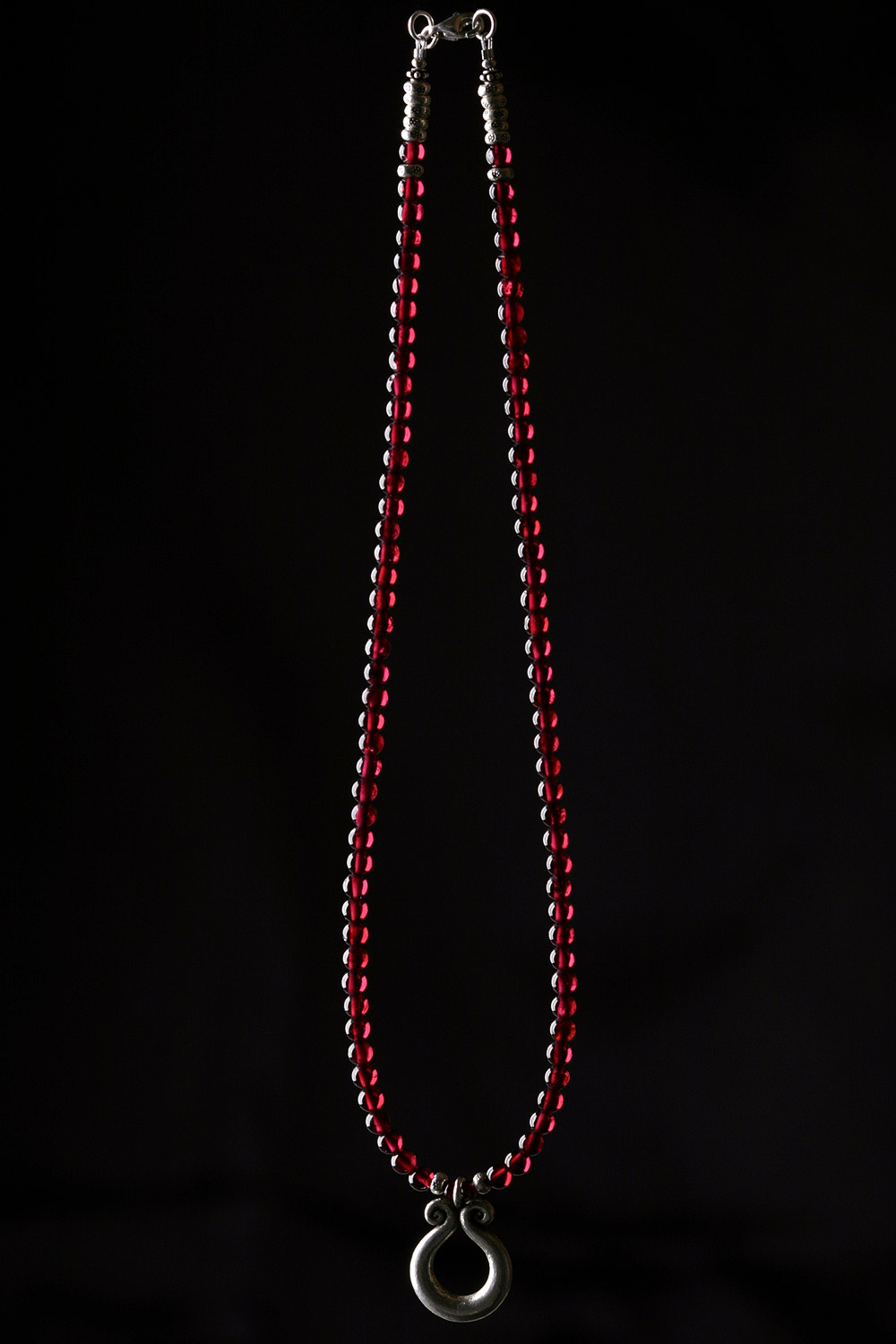 カレン族シルバーネックレス/ガーネット#a03-44 - 深みのある赤と鈍く光る銀は心地よく調和する。