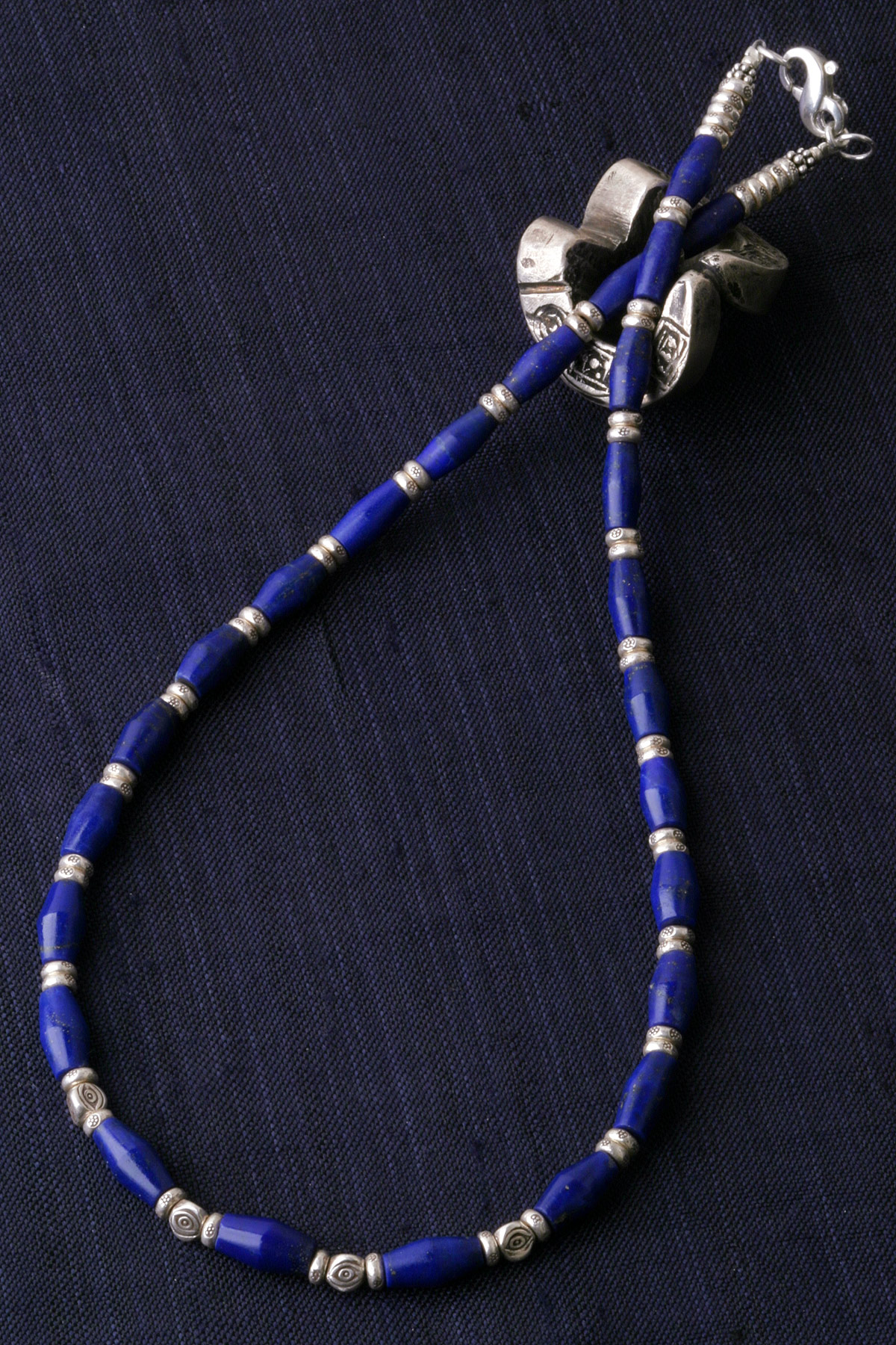 カレン族シルバーネックレス/ラピスラズリ#a03-45 - マットな質感、輝きを抑えた品格のある青色。