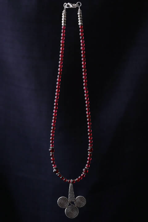 カレン族シルバー 深紅の輝き ガーネット ビーズ ネックレス 渦巻きペンダント SV950 a03-47