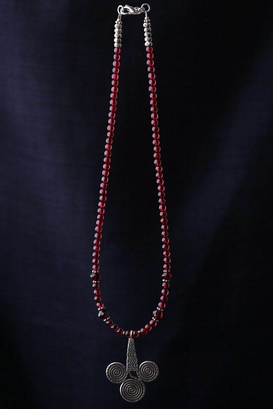 カレン族シルバー 深紅の輝き ガーネット ビーズ ネックレス 渦巻きペンダント SV950 a03-47