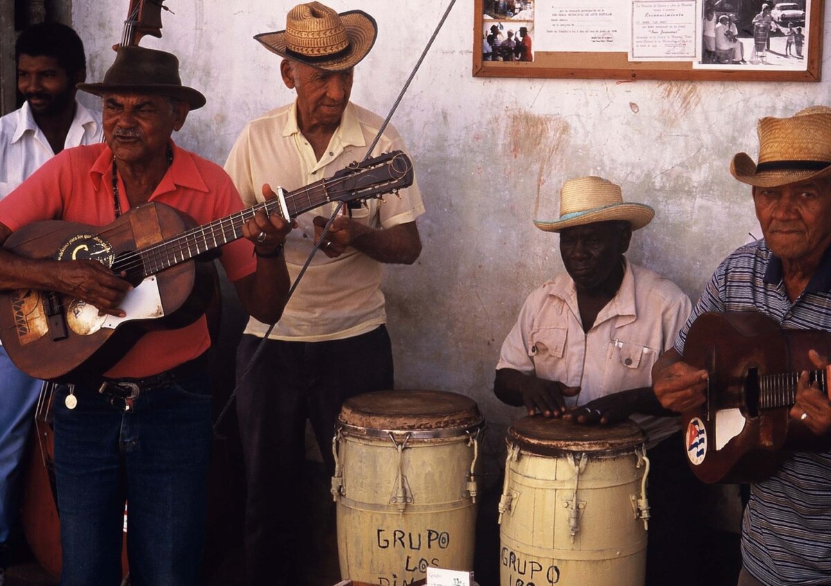 cuban street band in habana