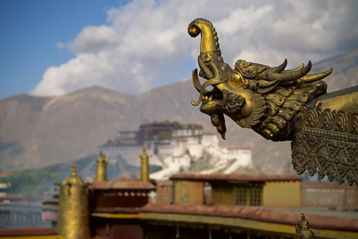 dragon on the eaves of jokhang