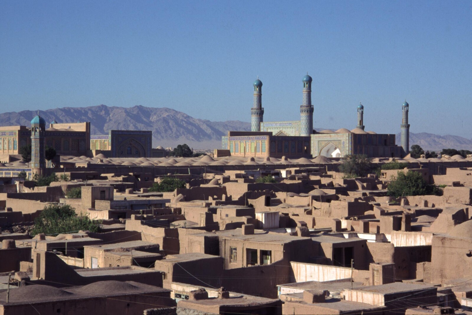 ターコイズブルーのモスクがきらめくヘラート市街（アフガニスタン）。ホラーサーン地方の中心地でシルクロードの交差点。第1次タリバン時代は写真撮影が禁じられていたので、宿の屋上から撮影。