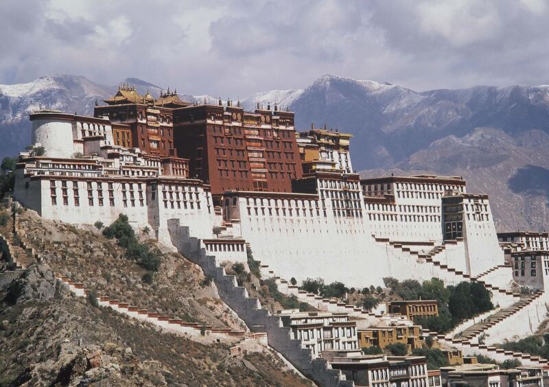 mornig light potala palace lhasa