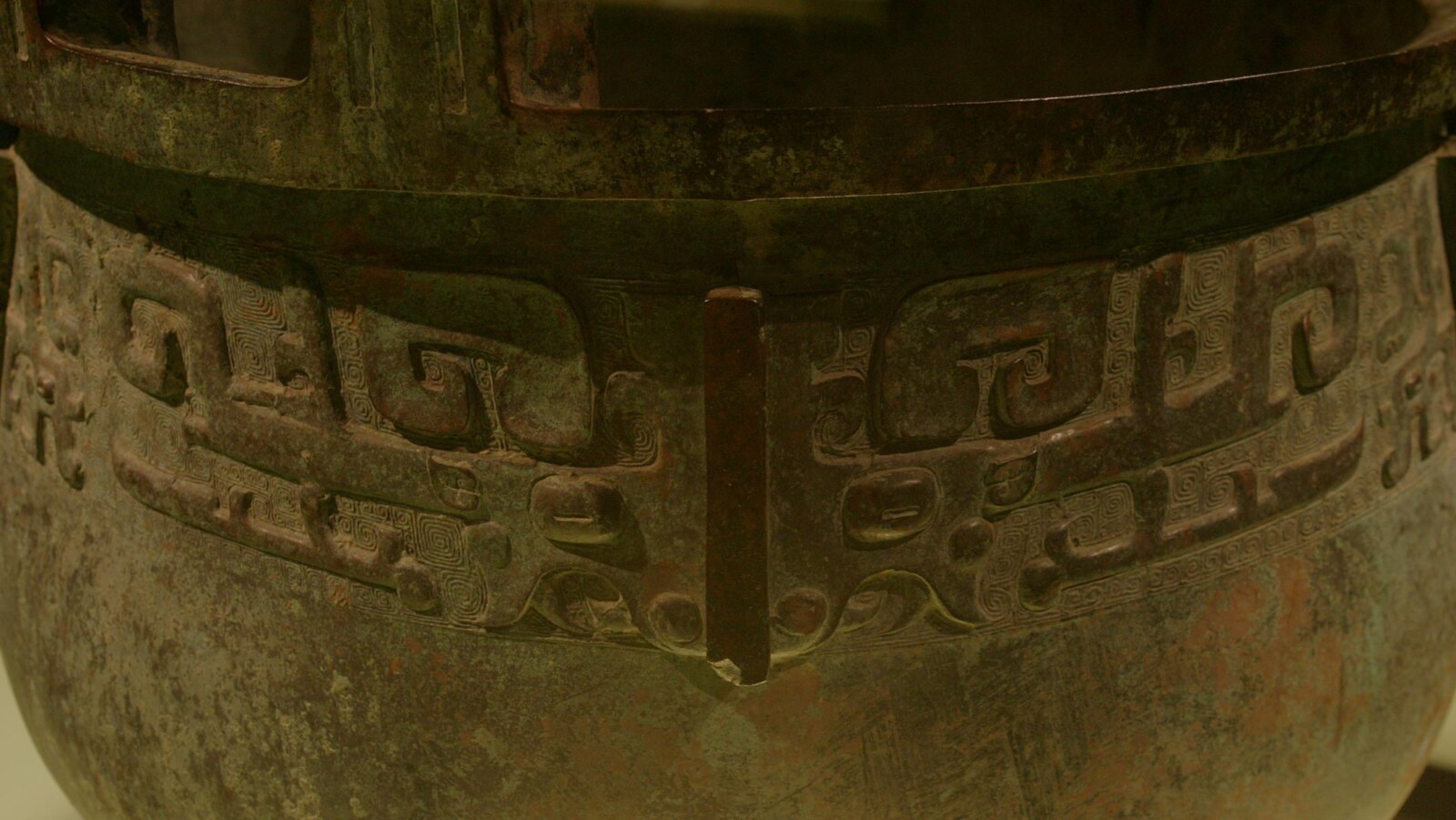 taotie on chinese ritual bronze vessel late shang