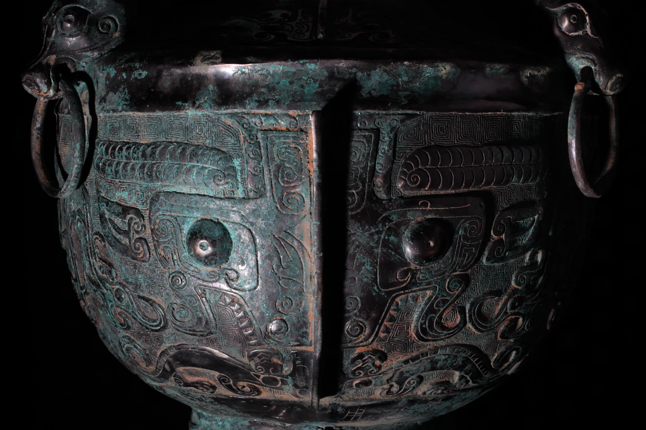 taotie on chinese ritual bronze vessel