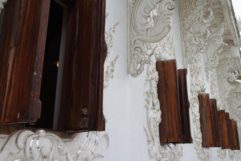 白亜の寺院ワットロンクンの木窓 - チェンマイ