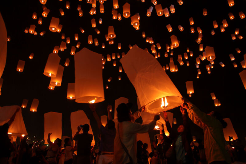 チェンマイ・イーペン祭り - 夜空に熱気球のようなランタンを無数に飛ばす祭り。10～11月の満月に開催される。