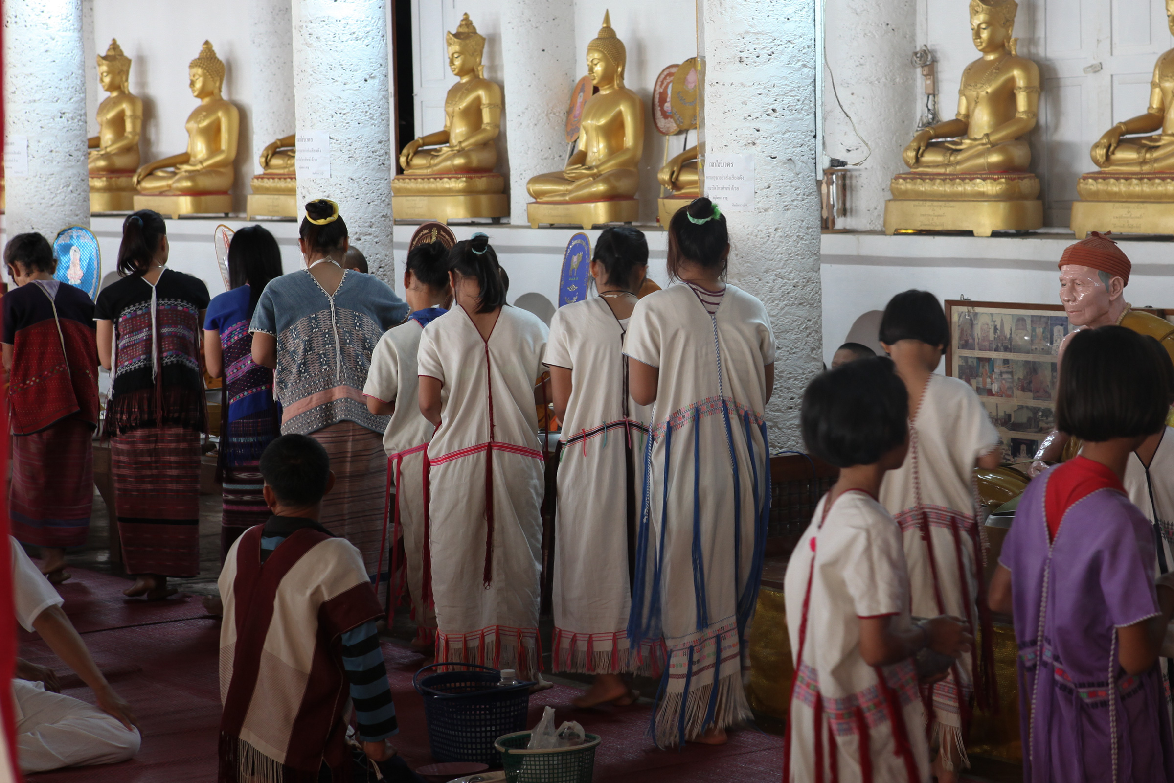 早朝のタンブン（徳を積むこと） - 敬虔な仏教徒であるカレン族は、早朝、境内で僧に食事を供える。