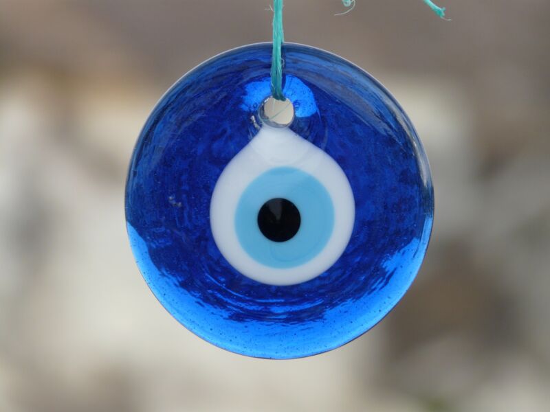 ナザール・ボンジュウ - トルコのお守り。青いガラスに眼が描かれ、邪眼から身を守る護符として用いられる。