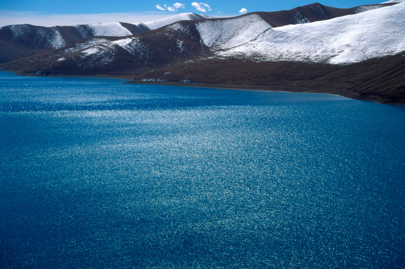 ターコイズの湖を意味するヤムドゥク湖（チベット）。チベット人の信仰の対象となっている。