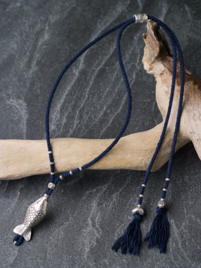 カレン族シルバー ビーズ 藍染手紡ぎ紐 ネックレス フリーサイズ 愛嬌ある魚ペンダント SV950 a01-23