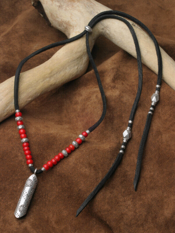 ホワイトハーツ★黒７㎜★SLV925ビーズ★鹿革紐★新品未着用★送料無料 ホワイトハーツ☆黒7㎜☆SLV925ビーズ☆6.5㎜☆鹿革紐(黒