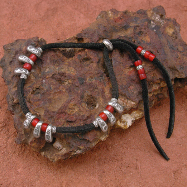 ホワイトハーツ★黒７㎜★SLV925ビーズ★鹿革紐★新品未着用★送料無料 ホワイトハーツ☆黒7㎜☆SLV925ビーズ☆6.5㎜☆鹿革紐(黒