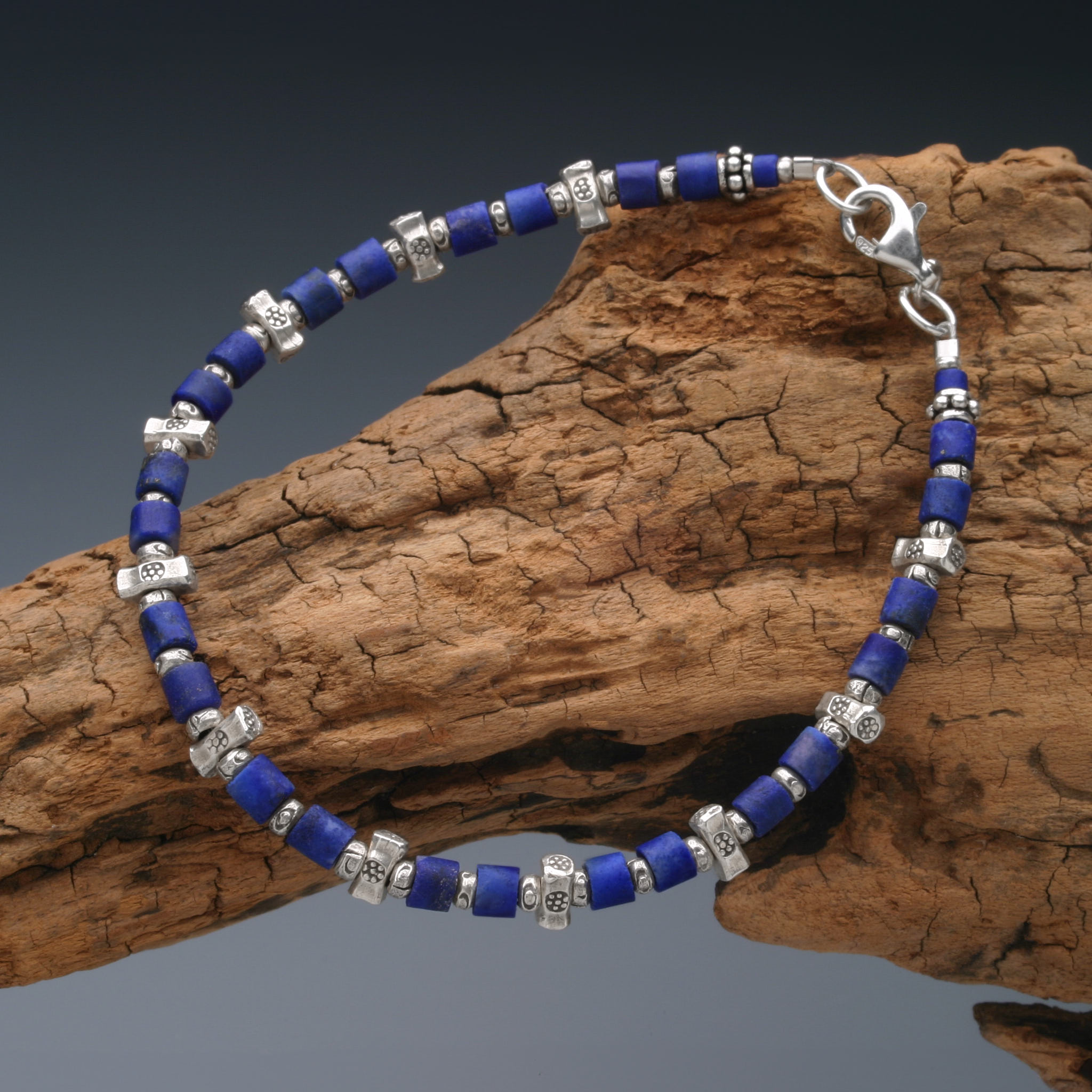 カレン族シルバーブレスレット/ラピスラズリ#a06-23 - 古代より多くの人を魅了し、瑠璃と呼ばれた青の宝石
