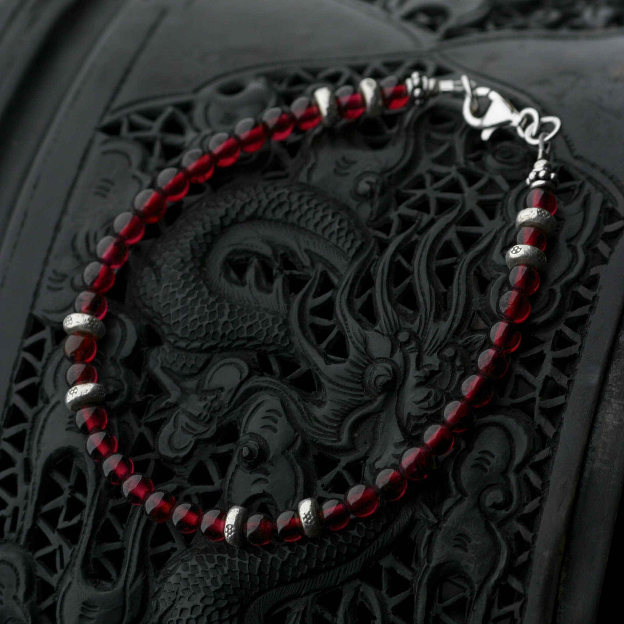 カレン族シルバーブレスレット/ガーネット#a06-36 - 天然のままで美しい赤。十字軍兵士に護身符とされた。