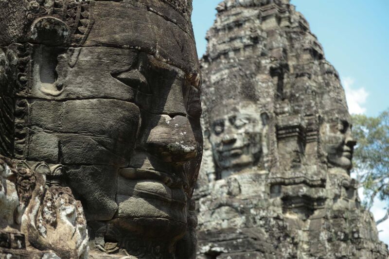 giant face statue at bayon