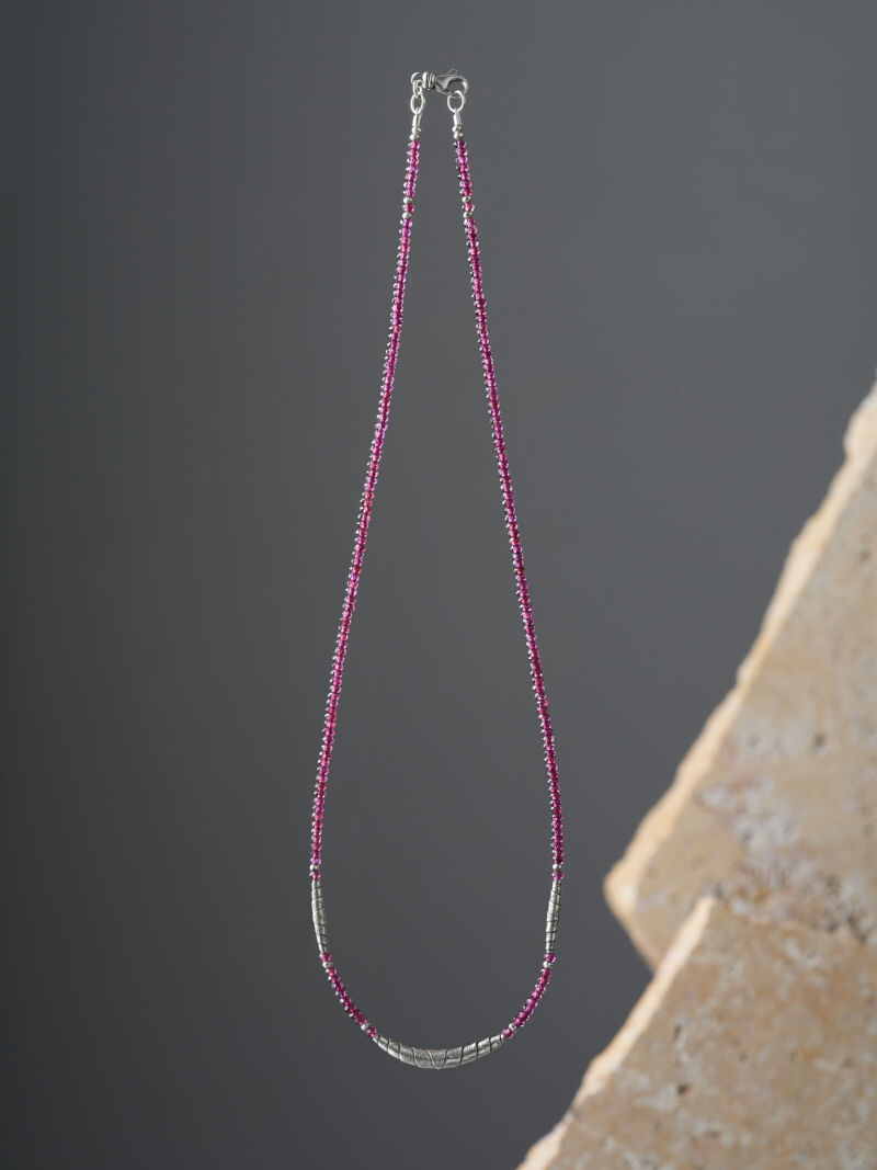 カレン族シルバー 鮮やかな赤紫 ロードライトガーネット ビーズ ネックレス 三日月形トップ SV950 a03-62