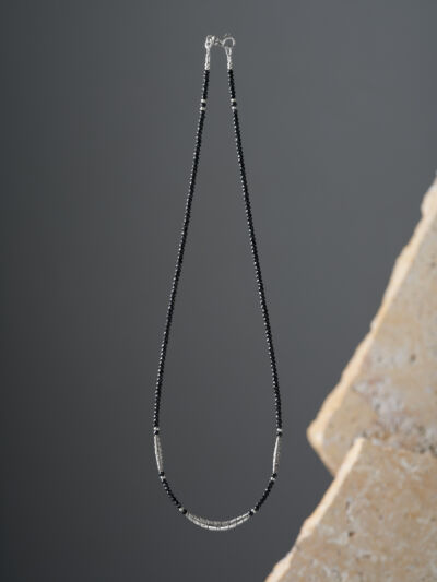 カレン族シルバー 漆黒のきらめき ブラックスピネル ビーズ ネックレス 三日月形トップ SV950 a03-63