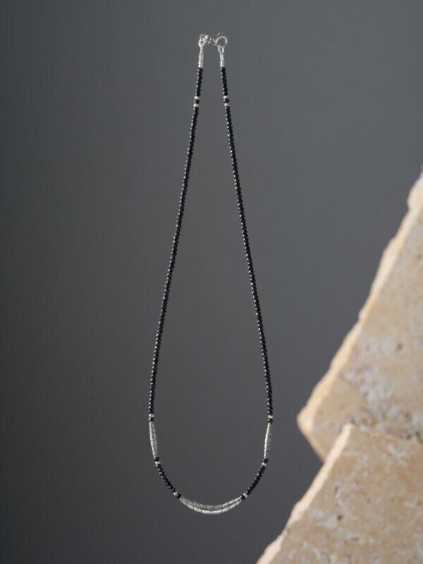 カレン族シルバー 漆黒のきらめき ブラックスピネル ビーズ ネックレス 三日月形トップ SV950 a03-63