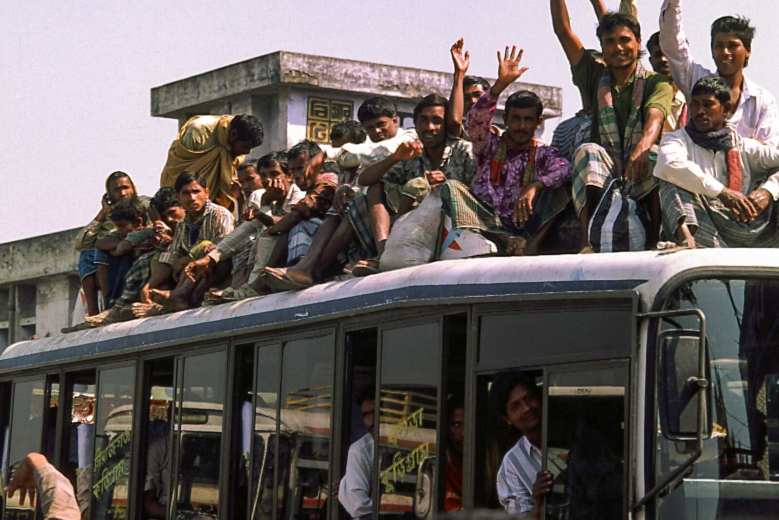 バングラデシュのバスは屋根も乗客で満載