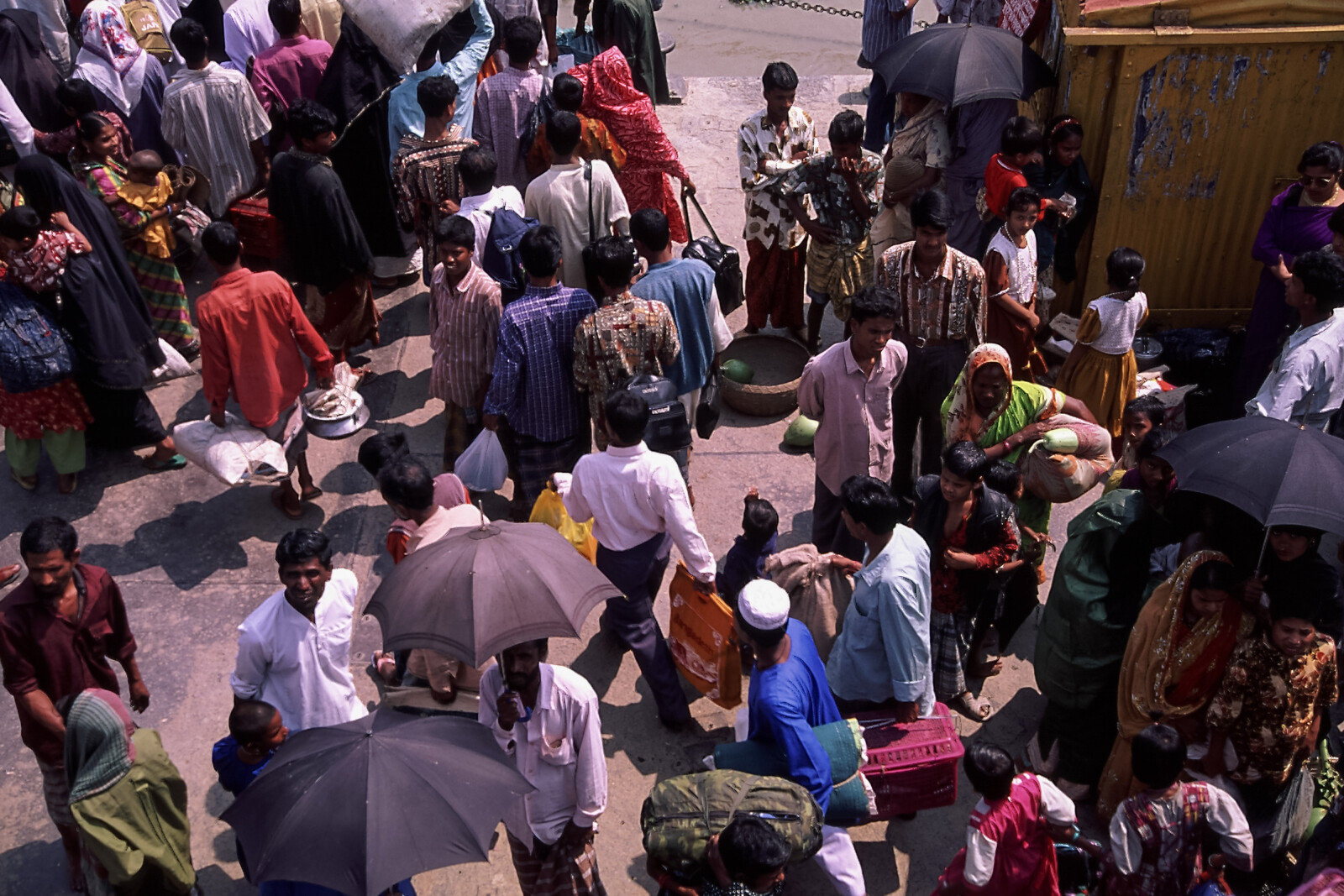 ダッカ発ボリシャル行きの船は、途中いくつかの寄港地で乗降を繰り返しボリシャルに至る