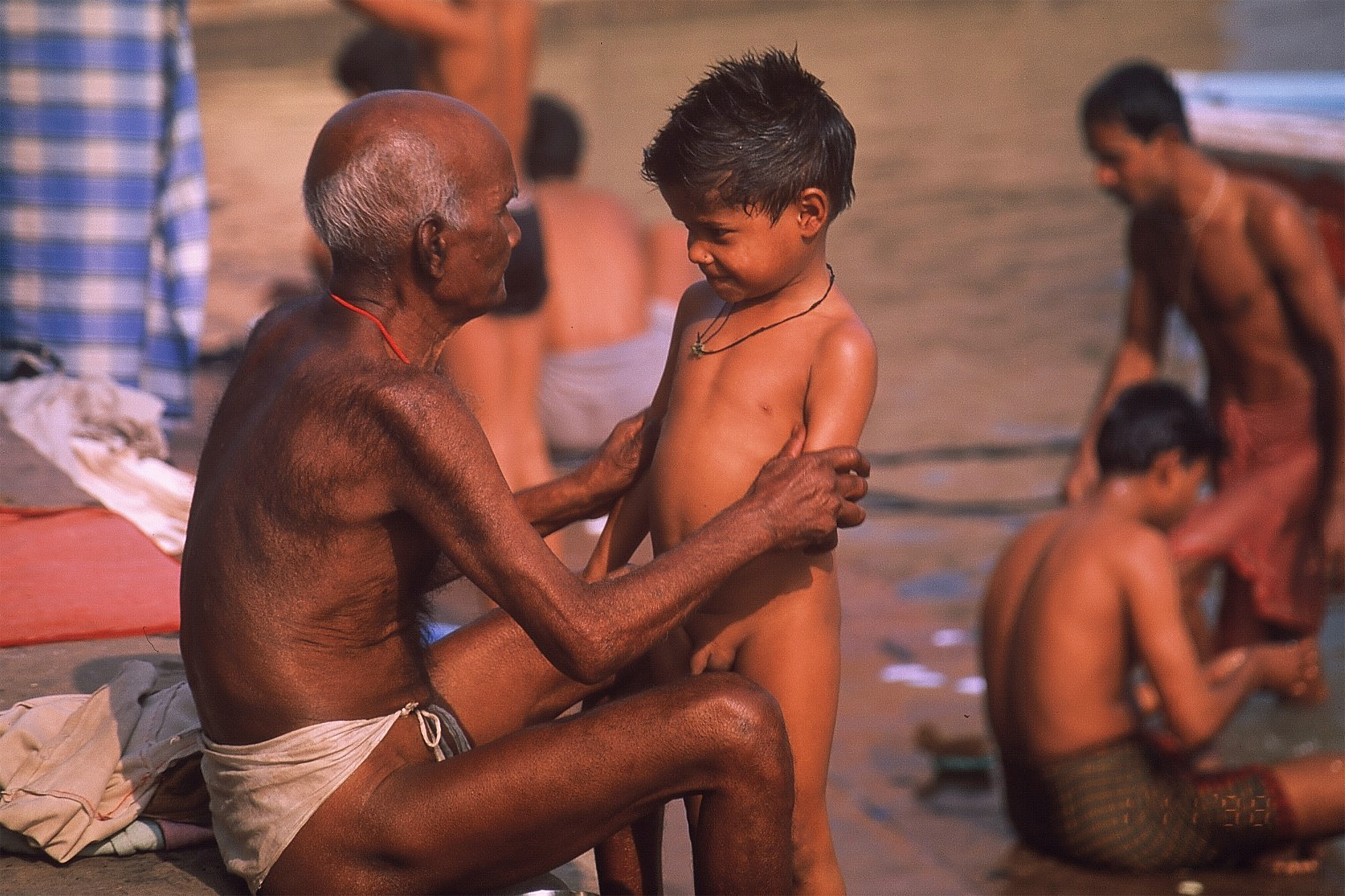 ガンジス川で沐浴する老人と少年