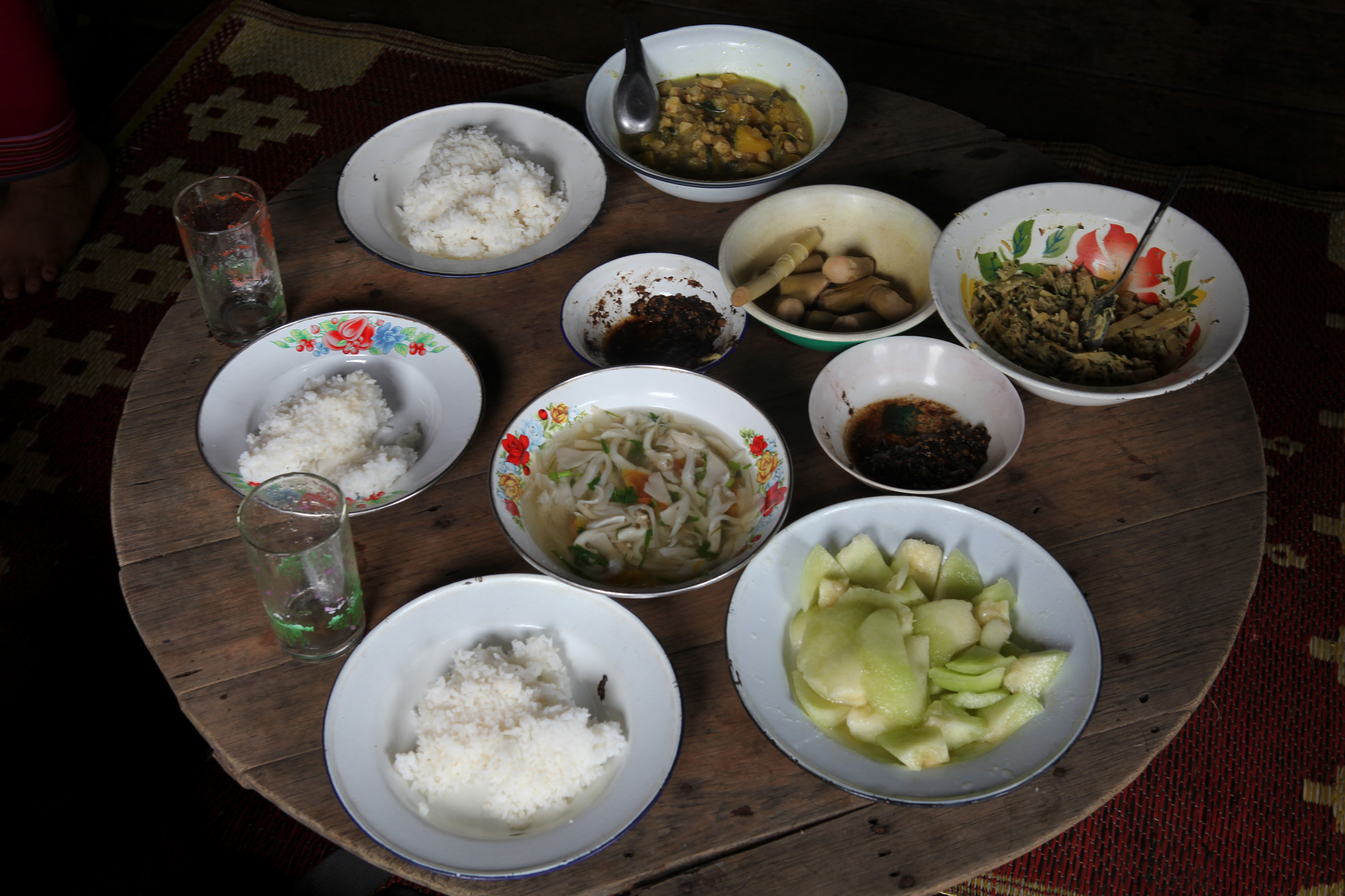 ベジタリアンのカレン族の食卓 森で採ってきた野草や茸が並ぶ