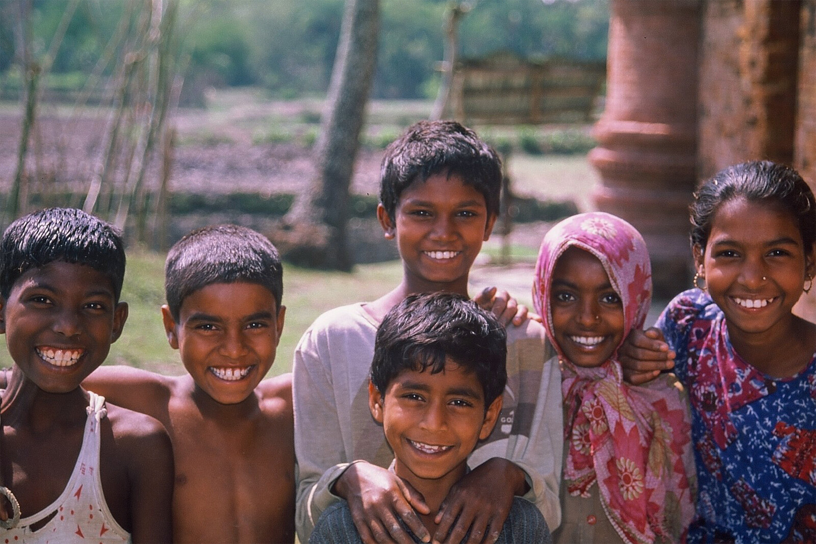 パハルプールの仏教寺院遺跡群（バングラデシュ）を遊び場とする子供たち