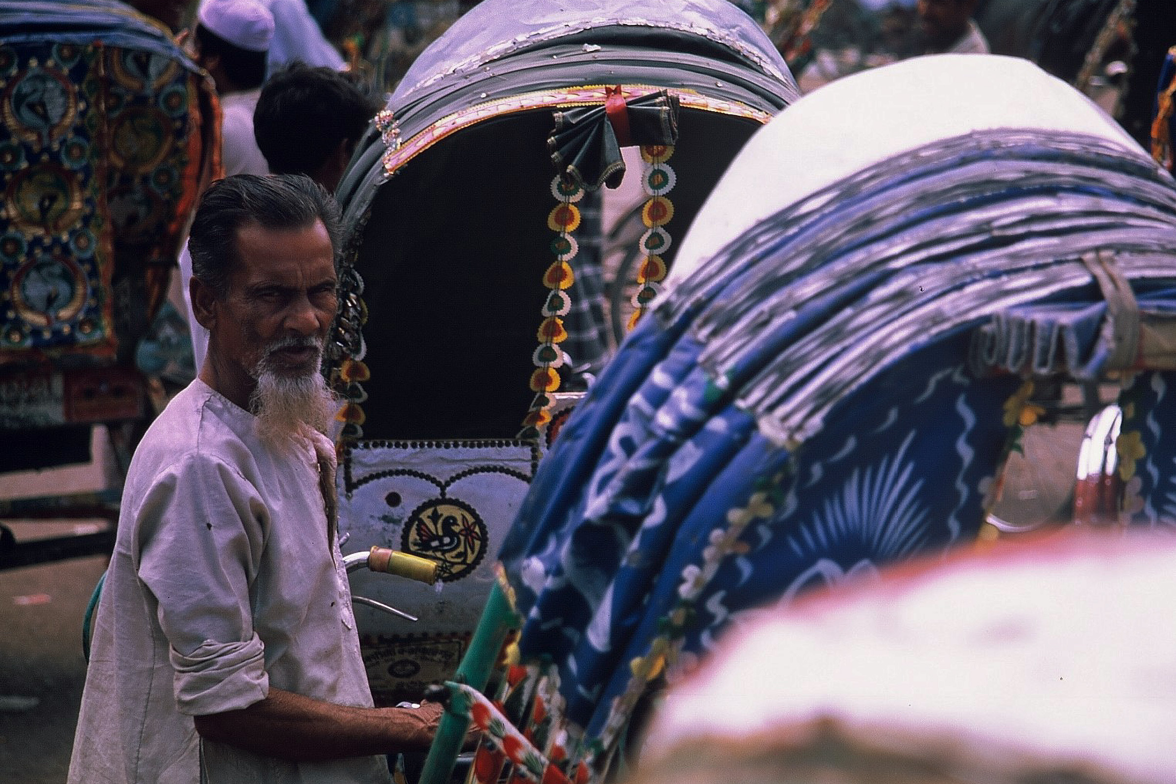 鋭い眼差しのリキシャ―ワーラー（車夫） ダッカ（バングラデシュ）