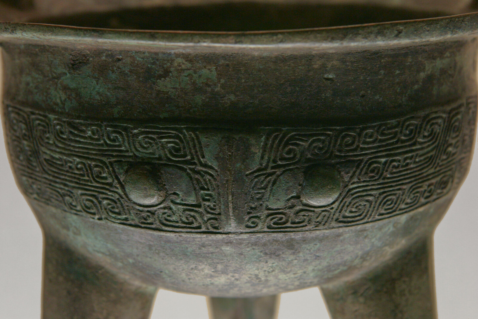 殷代後期の饕餮文（とうてつもん）を施した青銅鼎