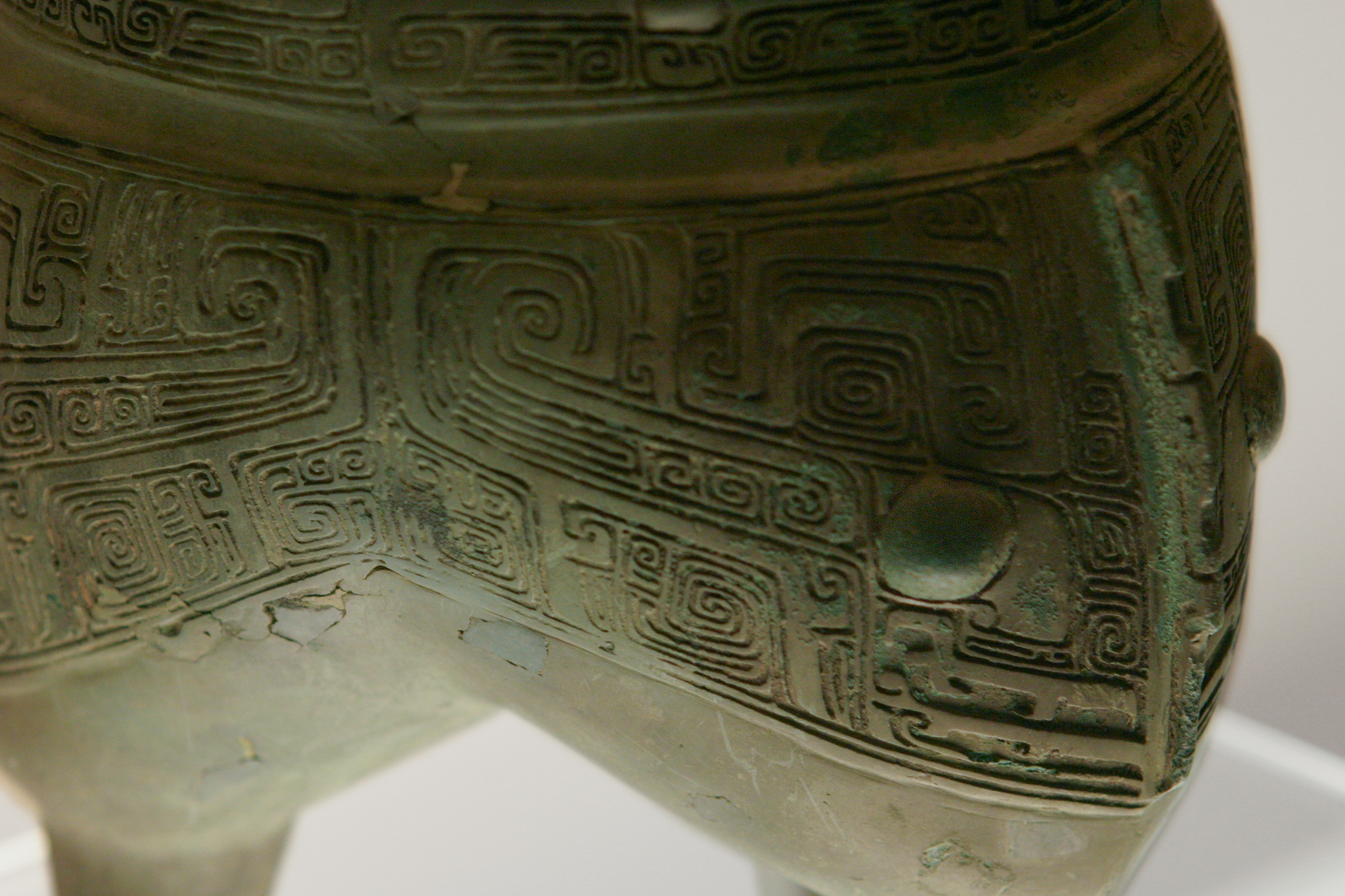 殷代後期の饕餮文（とうてつもん）を施した青銅鼎