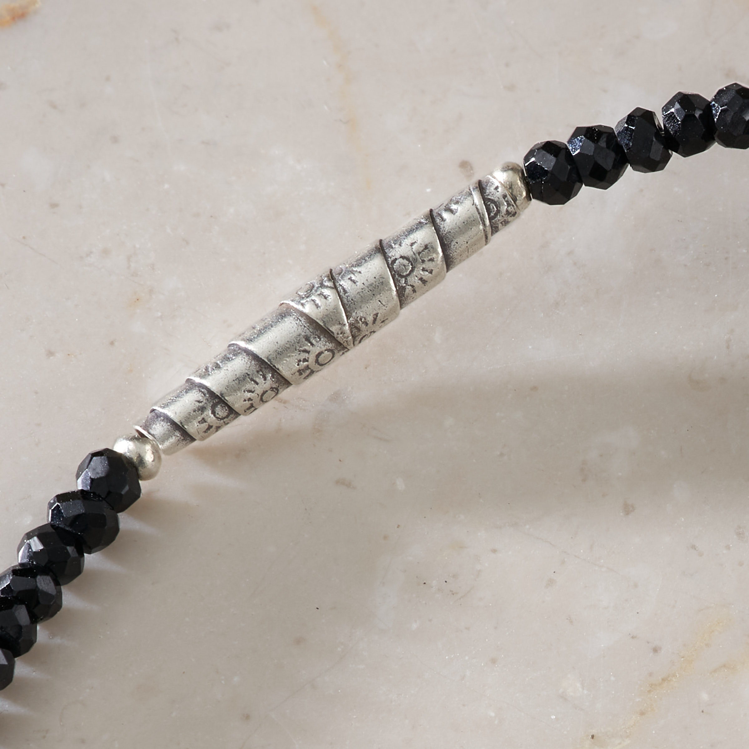 カレン族シルバー 漆黒のきらめき ブラックスピネル ビーズ ブレスレット SV950 a06-81 - クローズアップ