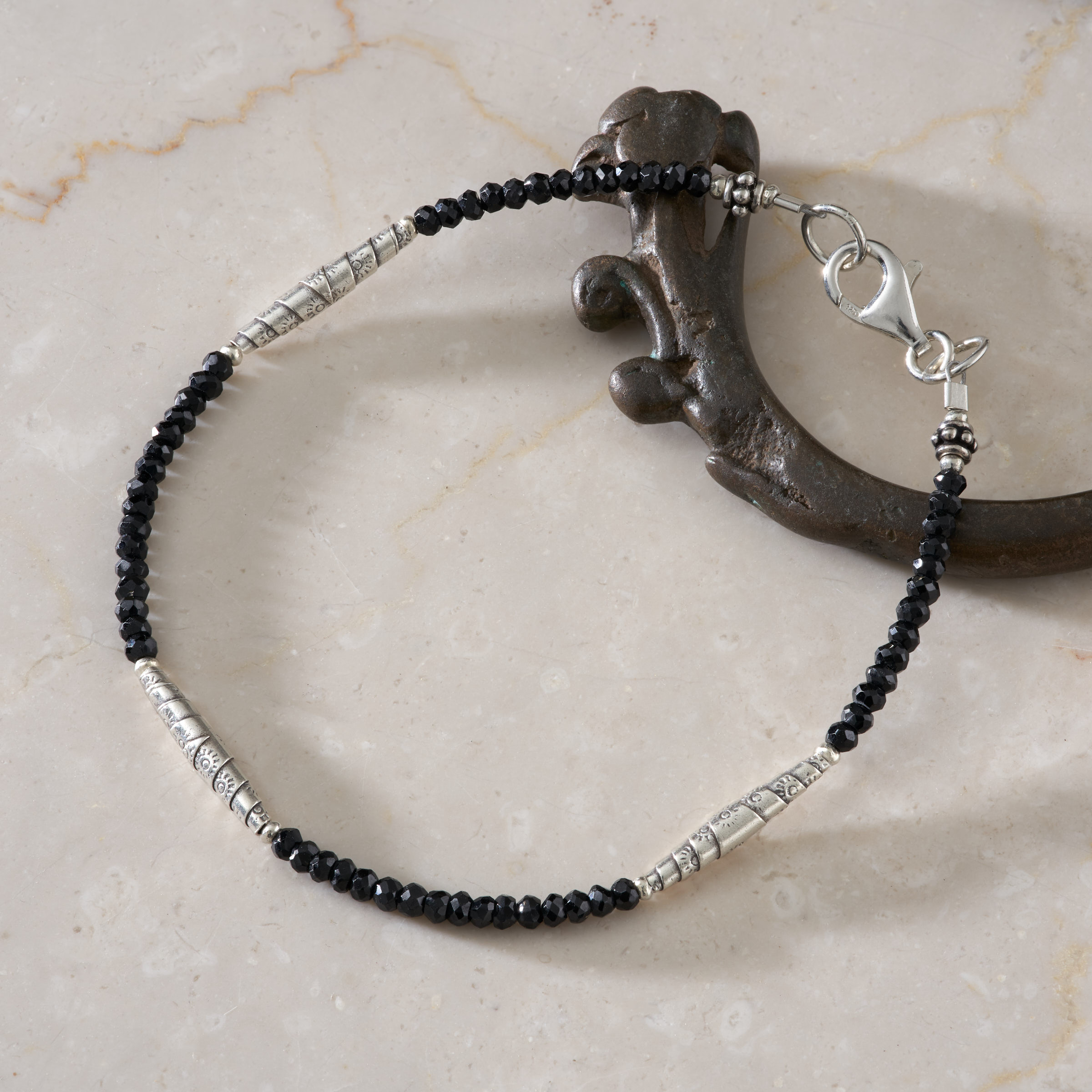 カレン族シルバー 漆黒のきらめき ブラックスピネル ビーズ ブレスレット SV950 a06-81