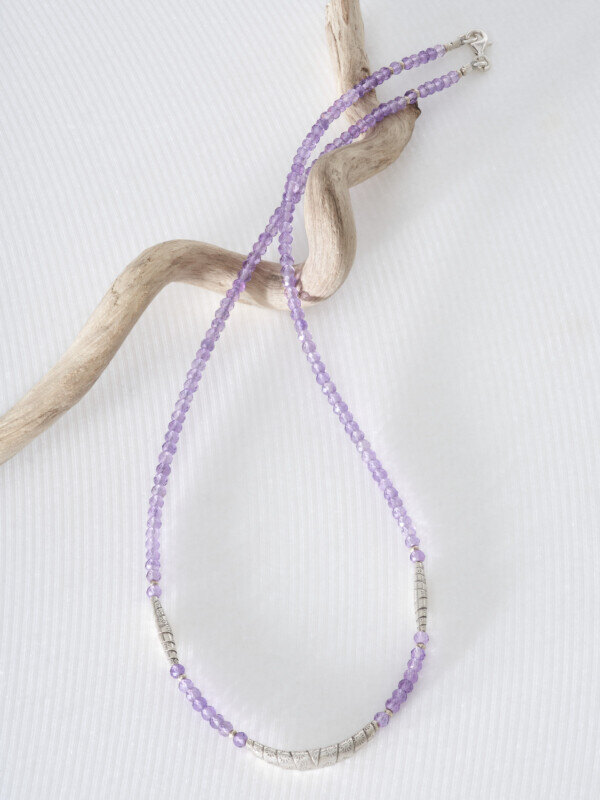 カレン族シルバー 淡く済んだ藤色 アメジスト ビーズ ネックレス 三日月形トップ SV950 a03-70