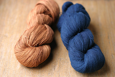 藍染と柿渋染めの手紡ぎ木綿糸